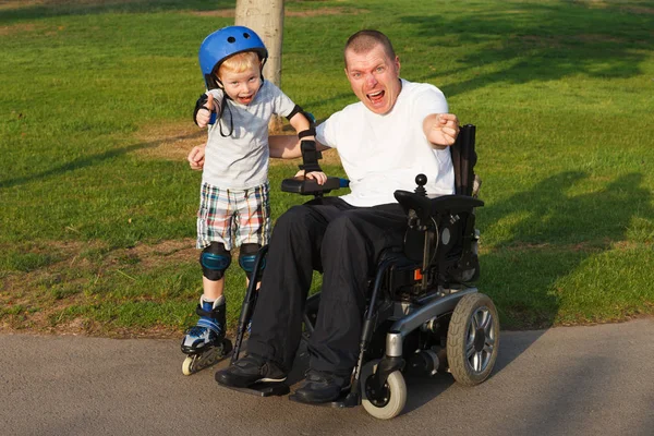 Stiamo pattinando con il figlio — Foto Stock