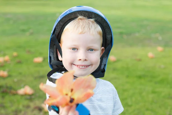 Rollerblade chłopiec dając kwiat. — Zdjęcie stockowe