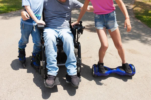 Père handicapé jouant avec les enfants . — Photo