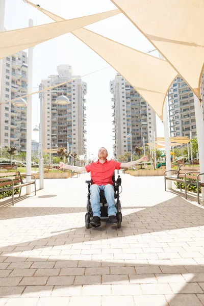 Handikappade mannen i staden. — Stockfoto