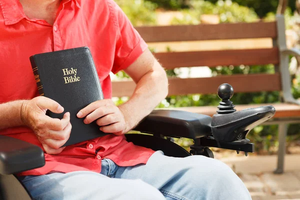 Santa Biblia en las manos . — Foto de Stock