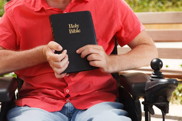 Sacra Bibbia nelle mani . — Foto Stock