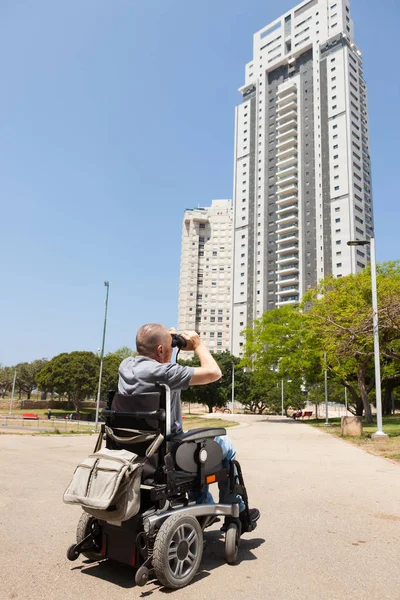 Hombre discapacitado con prismáticos — Foto de Stock