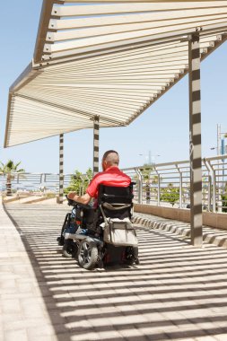 Tekerlekli sandalyedeki engelli.