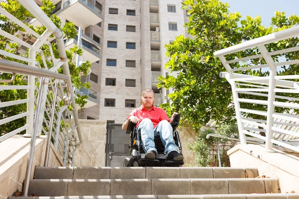 Homem com deficiência na cidade — Fotografia de Stock