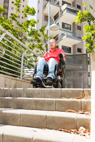 Hombre discapacitado frente a las escaleras . —  Fotos de Stock