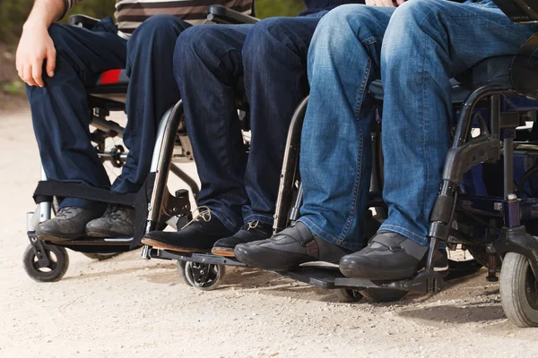 坐着轮椅的残疾朋友 — 图库照片
