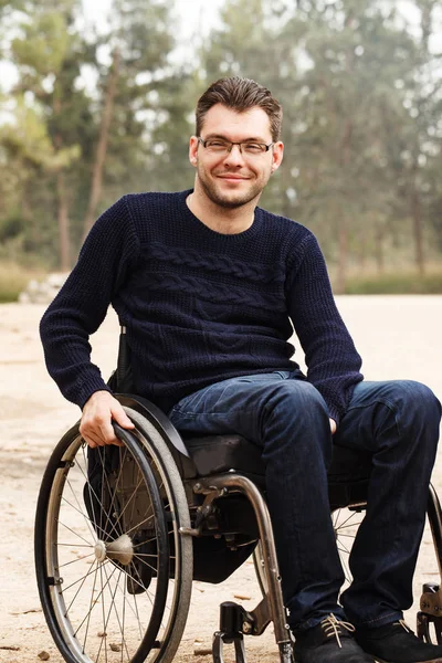 Mladý postižený muž. — Stock fotografie