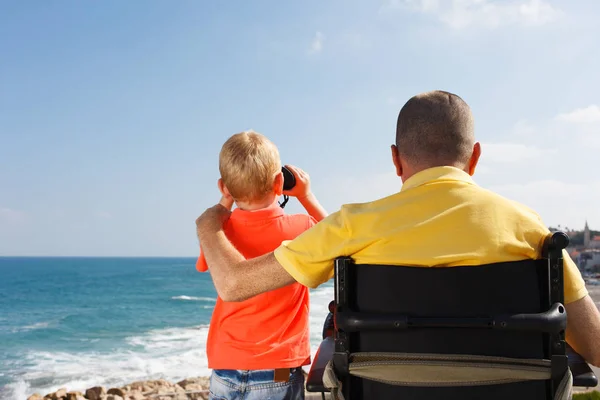 Disabili padre e figlio giocare con binocolo — Foto Stock