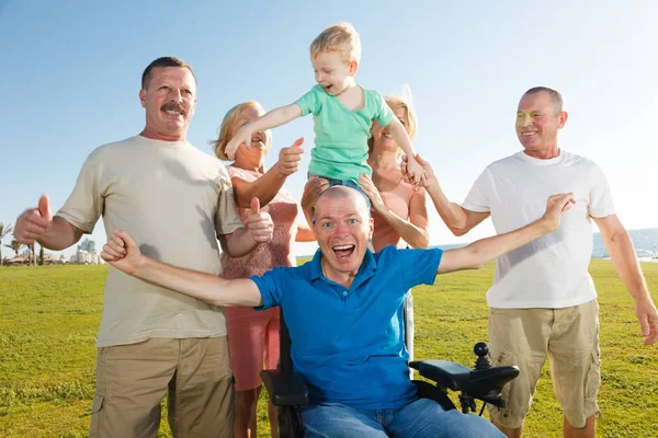 가족 들과 함께 장애인된 남자. 로열티 프리 스톡 사진