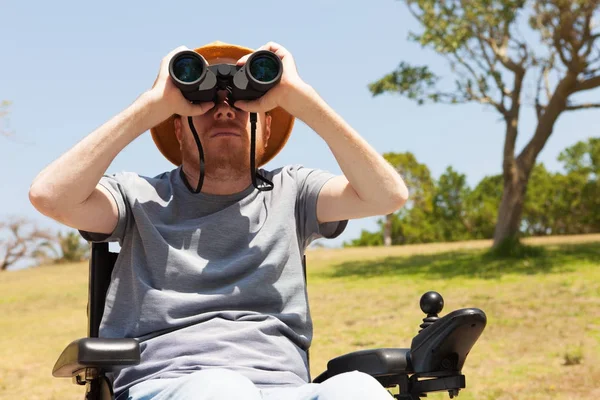Hombre discapacitado con binocular. Libertad — Foto de Stock