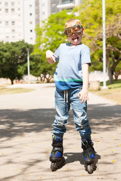Rollerskating zabawny chłopak — Zdjęcie stockowe