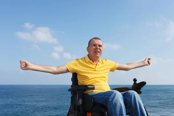 Tekerlekli sandalyede özgürlük — Stok fotoğraf