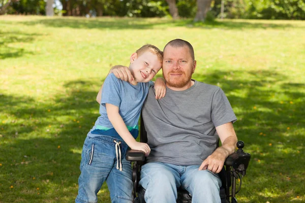 Handicap vader met zoontje. — Stockfoto