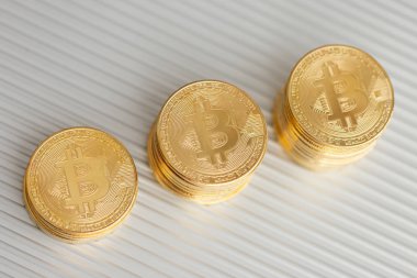 Bitcoin alüminyum evrak çantası üzerinde