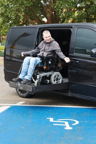 Hombre discapacitado en silla de ruedas ascensor — Foto de Stock