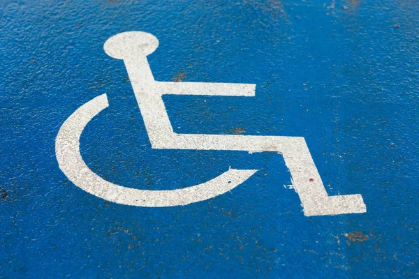 Parking dla osób niepełnosprawnych niebieski znak — Zdjęcie stockowe