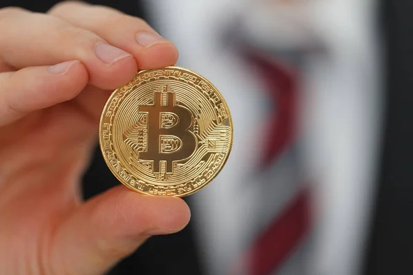 Bitcoin en la mano — Foto de Stock