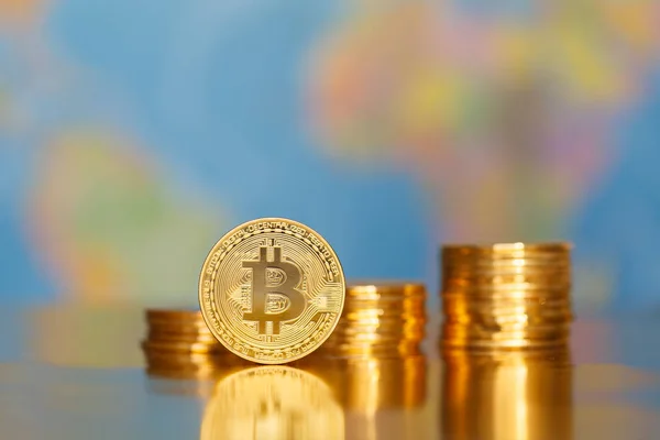 Bitcoin en el mapa del mundo . — Foto de Stock