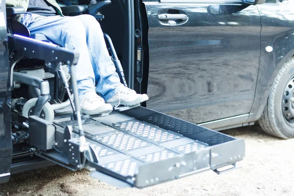 Hombre discapacitado en silla de ruedas ascensor — Foto de Stock