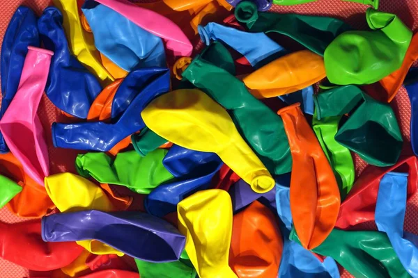 Renkli hava balonları. Balonlar indirilir, hazırlanır ve tatil için hazırlanır..