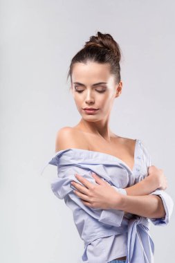 Tam stüdyoda poz siyah saçlı güzel genç seksi kadın portresi gömlek giymiş.