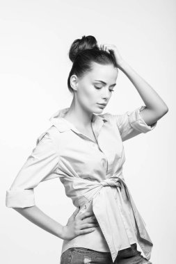 Tam stüdyoda poz siyah saçlı güzel genç kadın portresi kot pantolon ve gömlek giymiş. Studio siyah ve beyaz beyaz arka plan vurdu