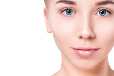 Güzel kadın portre yüz. Güzellik Portresi. Güzel Spa modeli mükemmel taze temiz ten kızla. Sarışın kadın beyaz arka plan kameraya bakıyor. Gençlik ve cilt bakım kavramı.