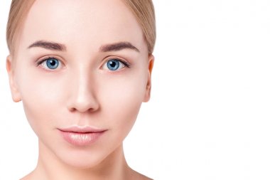 Güzel kadın portre izole beyaz zemin üzerine yüz. Güzellik Portresi. Güzel Spa modeli mükemmel taze temiz ten kızla. Sarışın kadın kameraya bakıyor. Gençlik ve cilt bakım kavramı.