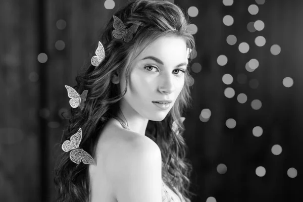 Młoda Elegancka Kobieta Złotymi Motylami Kręconych Włosach Tle Bokeh Sesja — Zdjęcie stockowe
