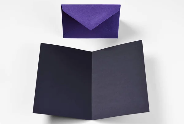 Cartão preto em branco e envelope — Fotografia de Stock