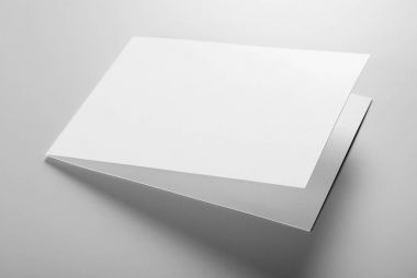 Gri arka plan üzerinde boş tebrik, davet veya rezervasyon kartı