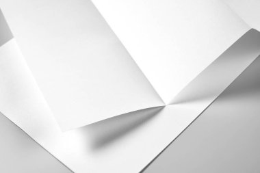 Boş Harf Başlığı veya Harf Başlıkları Yığını Üzerindeki Flyer