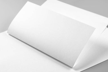 Boş Harf Başlığı veya Harf Başlıkları Yığını Üzerindeki Flyer