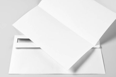 Gri Arkaplan Üzerinde Boş Harf Başlığı veya Flyer ve Zarf