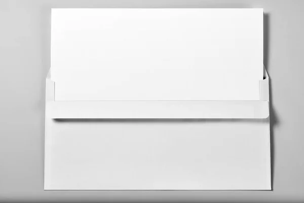 Cabeça Carta Branco Folha Papel Envelope Sobre Fundo Cinza — Fotografia de Stock
