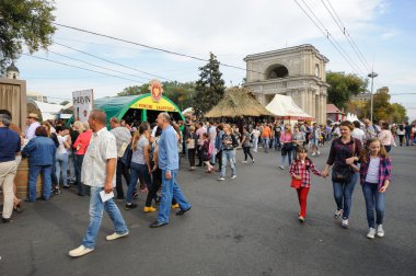 Kişinev, Moldova Cumhuriyeti - 1 Ekim 2016: kutlama Ulusal şarap gününde Merkez kare sermaye