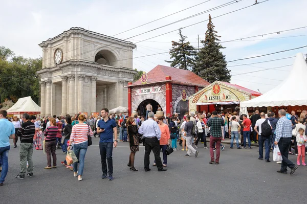 Chisinau, República da Moldávia - 1 de outubro de 2016: Celebração Dia Nacional do Vinho na praça central a capital — Fotografia de Stock