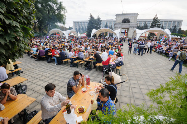 Кишинев, Республика Молдова - 1 октября 2016 года: Празднование Национального дня вина на центральной площади столицы
