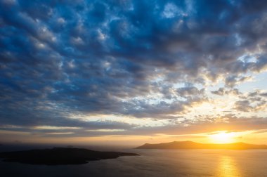 Santorini caldera deniz üzerinde dramatik günbatımı