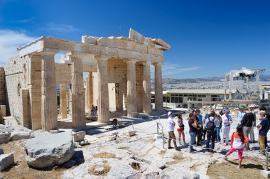 Atina, Yunanistan - 17 Nisan 2016: İnsanlar Akropolis üzerindeki Parthenon Tapınağı girişinde