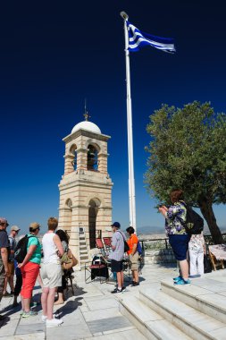Turistler üst Lycabetus Tepesi'nin eteğinde, Atina, Yunanistan