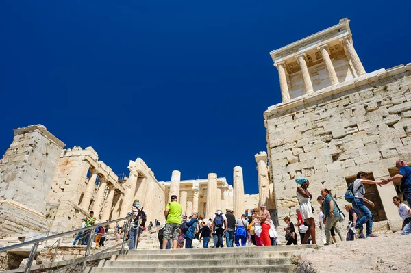 Ateny, Grecja - 17 kwietnia 2016: Ludzie o Partenon świątyni wstęp na Akropol — Zdjęcie stockowe