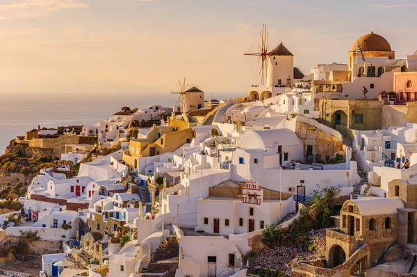 Oia in sunset rays at Santorini, Greece — Stock Photo, Image