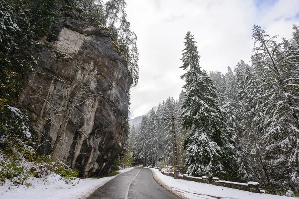 Bergstraße in der Bicaz-Schlucht, Rumänien, im Spätherbst — Stockfoto