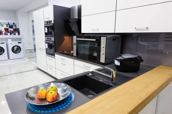 きれいなインテリア デザイン、近代的な tek キッチン — ストック写真