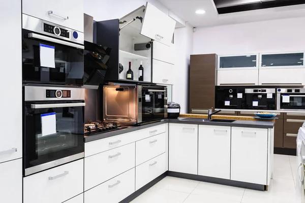 Cocina moderna hi-tek, diseño interior limpio — Foto de Stock