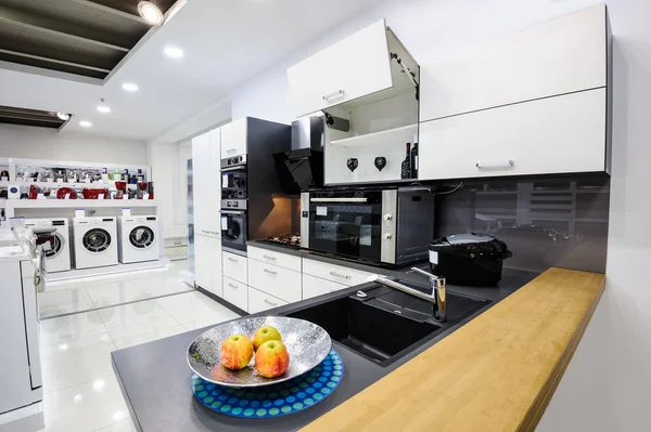 Cocina moderna hi-tek, diseño interior limpio —  Fotos de Stock