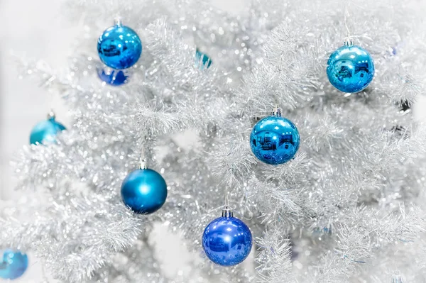 Baldes azuis na árvore de Natal artificial de prata — Fotografia de Stock