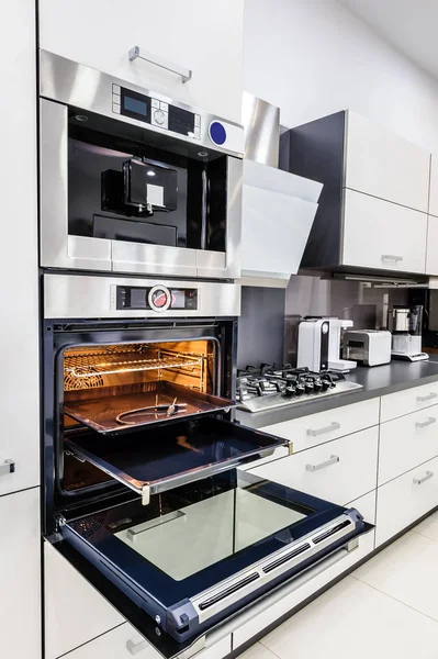 Moderne Hi-Tek-Küche, Backofen mit offener Tür — Stockfoto